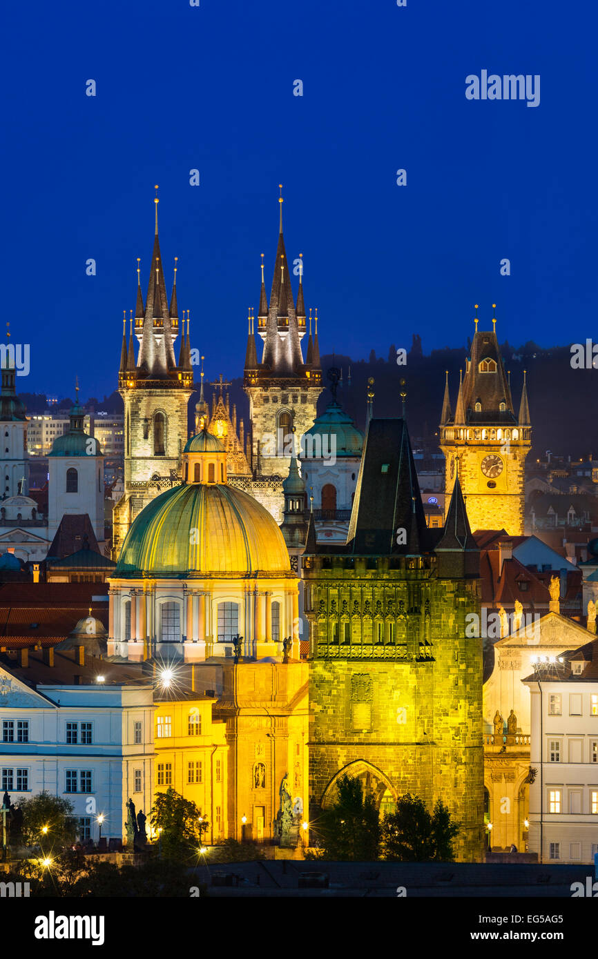 Skyline di Praga al crepuscolo Foto Stock