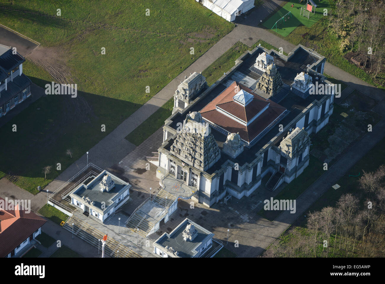 Una veduta aerea di Shri Venkateswara tempio indù a Oldbury, West Midlands, Regno Unito Foto Stock Una veduta aerea di Shri Venkateswara tempio indù a Oldbury, West Midlands, Regno Unito Foto Stock
