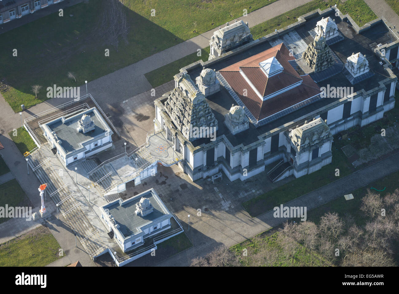 Una veduta aerea di Shri Venkateswara tempio indù a Oldbury, West Midlands, Regno Unito Foto Stock Una veduta aerea di Shri Venkateswara tempio indù a Oldbury, West Midlands, Regno Unito Foto Stock