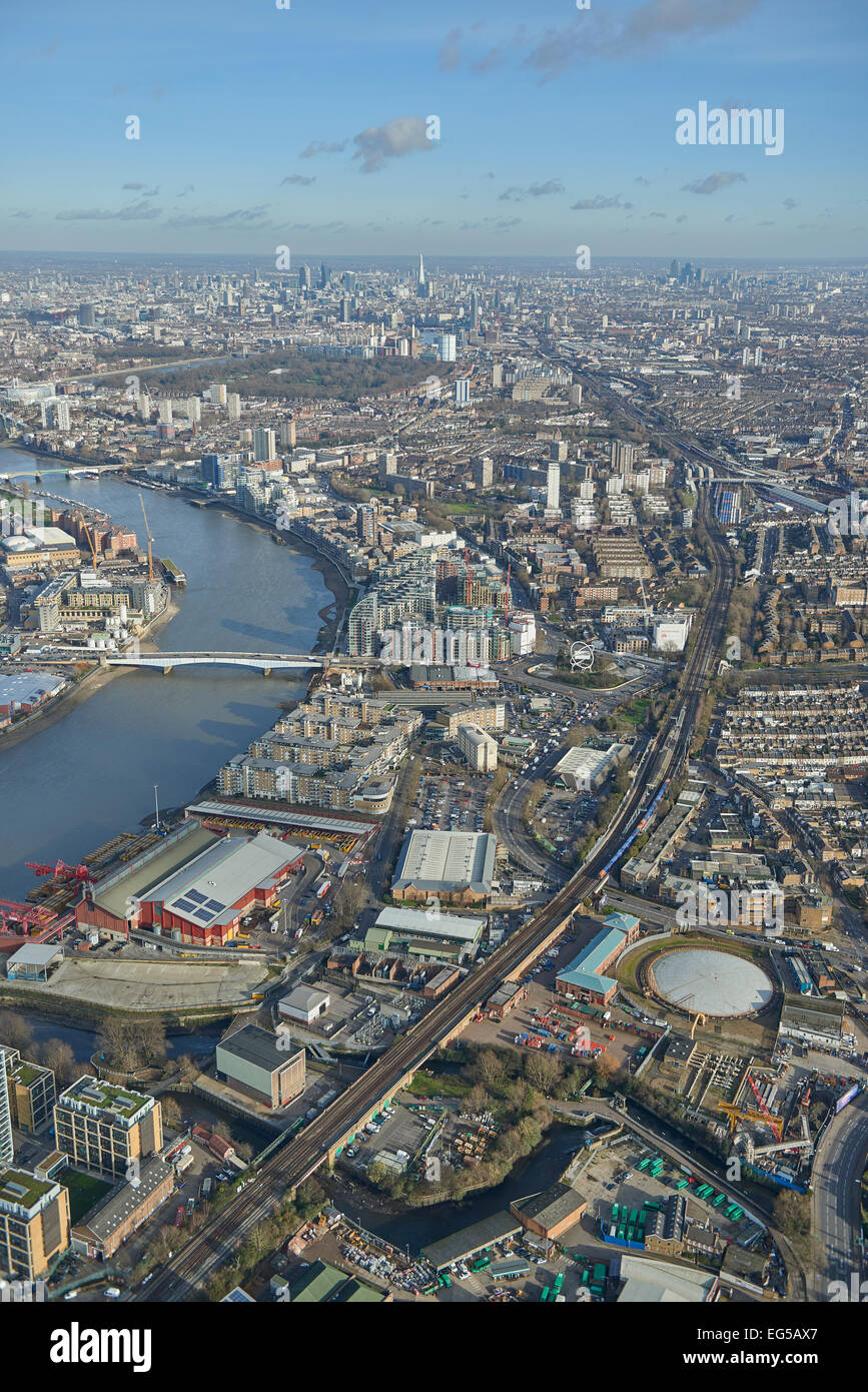 Una veduta aerea guardando da Wandsworth Bridge lungo il Tamigi verso la città di Londra Foto Stock