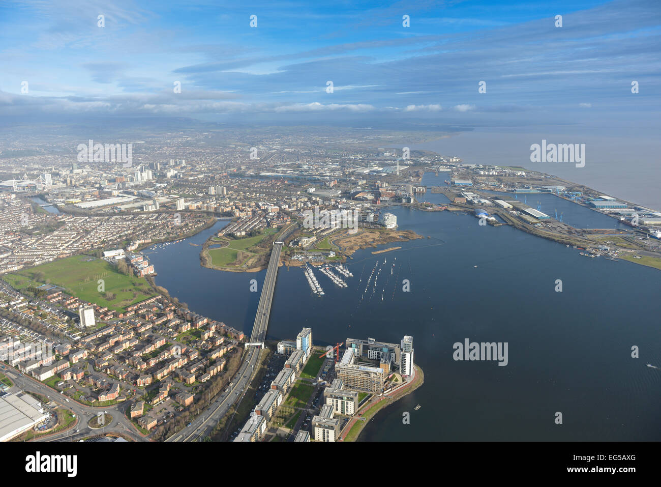 Un ampia vista aerea che mostra la baia di Cardiff in una bella giornata con la città visibile dietro Foto Stock