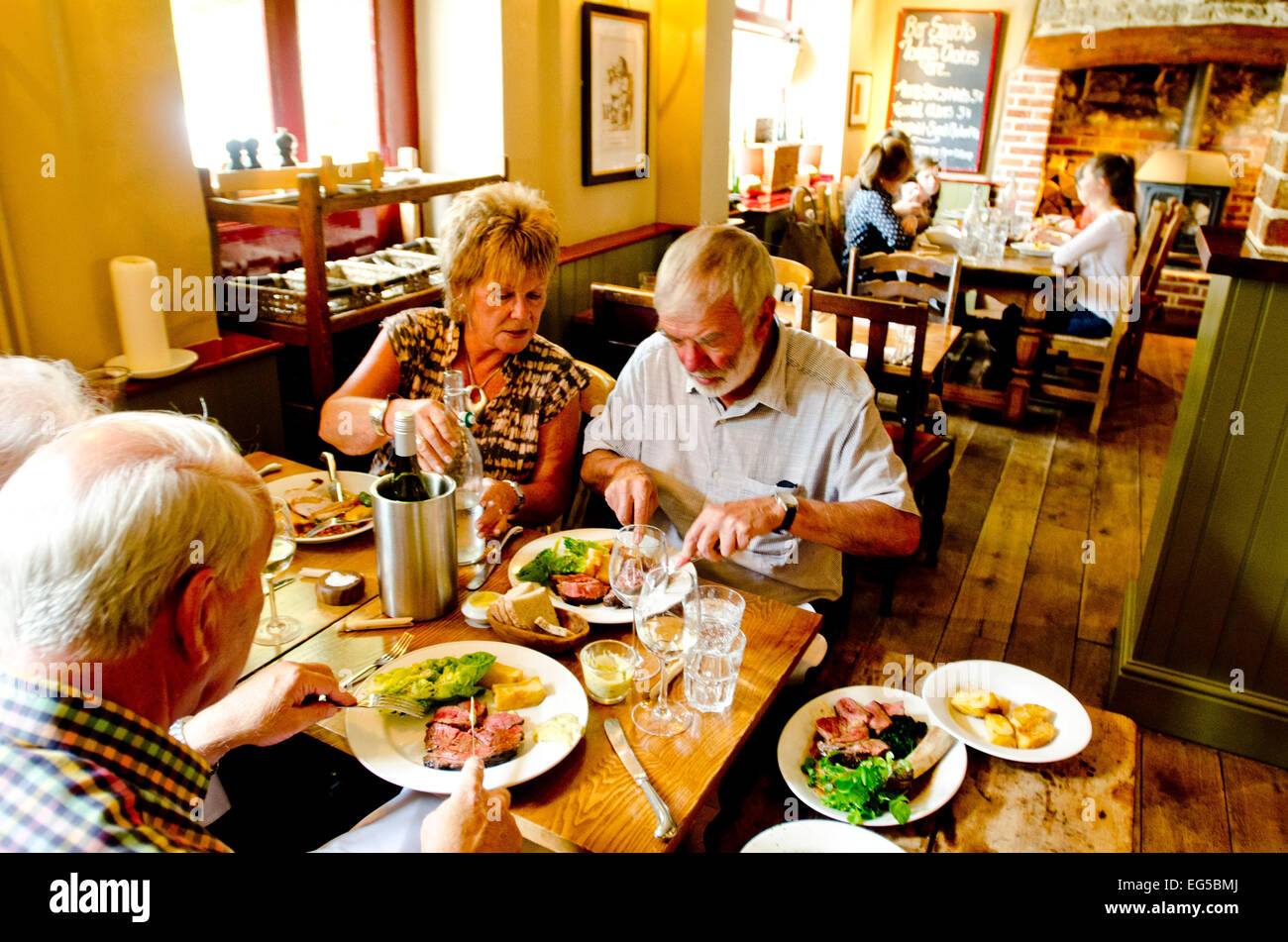 Il Red Lion in Oriente Chisenbury, Wiltshire. Di proprietà di stella Michelin titolari Guy e Brittany Manning. Foto Stock