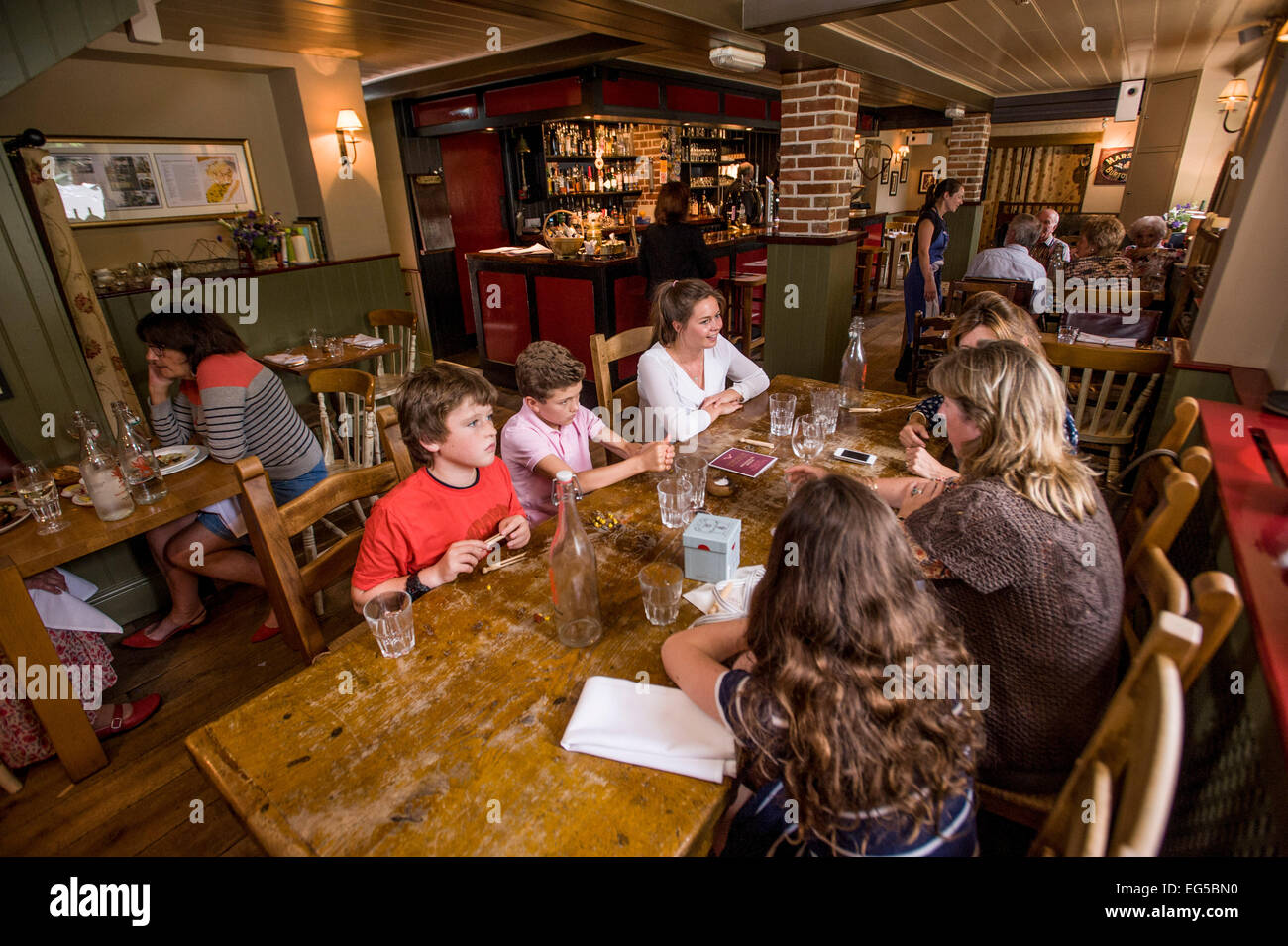Il Red Lion in Oriente Chisenbury, Wiltshire. Di proprietà di stella Michelin titolari Guy e Brittany Manning. Foto Stock