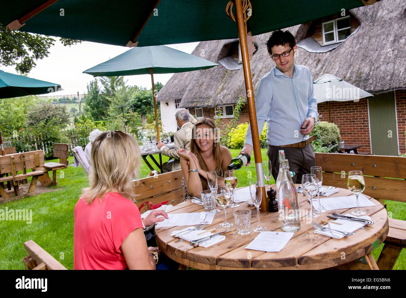 Il Red Lion in Oriente Chisenbury, Wiltshire. Di proprietà di stella Michelin titolari Guy e Brittany Manning. Foto Stock
