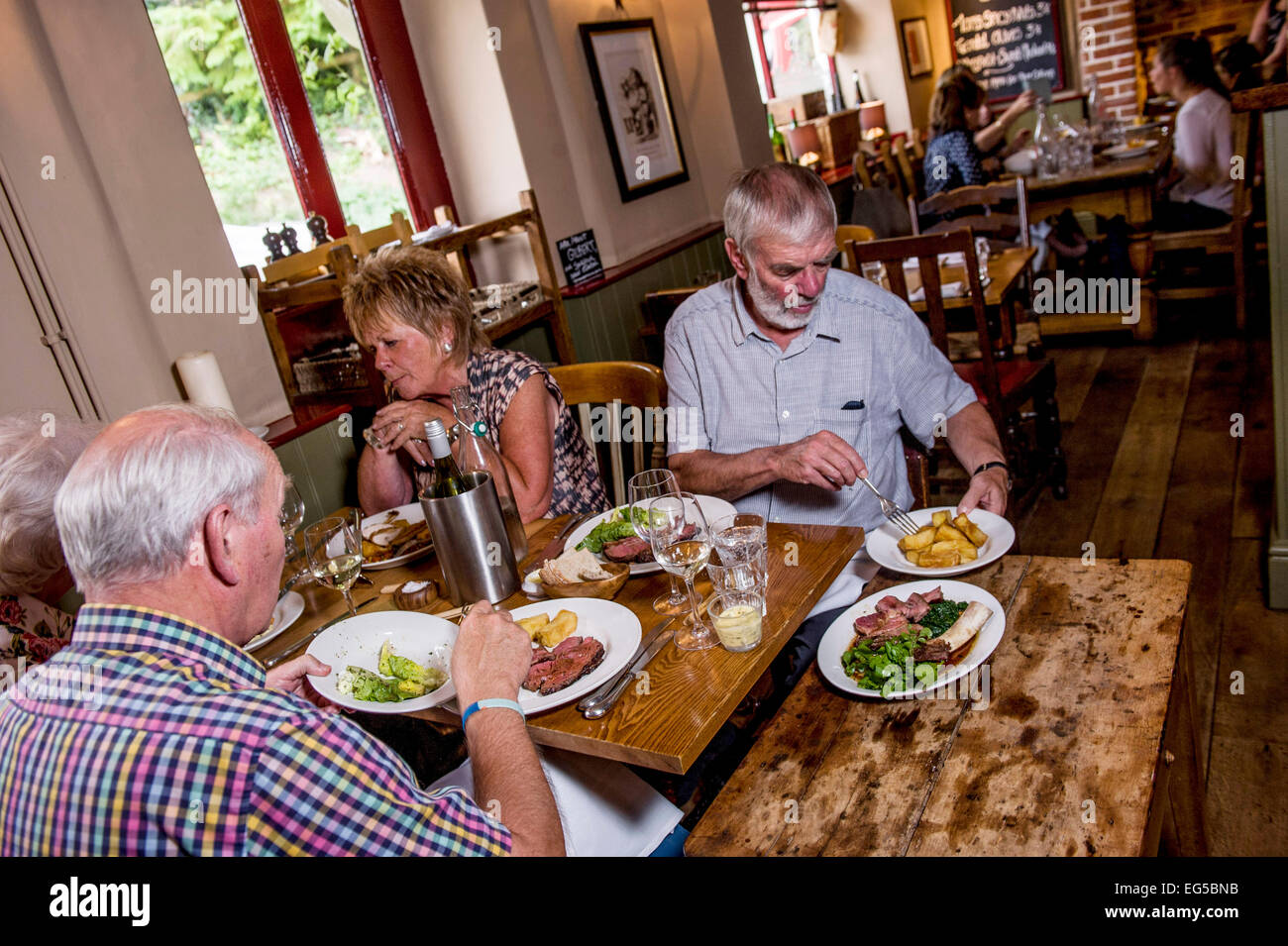 Il Red Lion in Oriente Chisenbury, Wiltshire. Di proprietà di stella Michelin titolari Guy e Brittany Manning. Foto Stock
