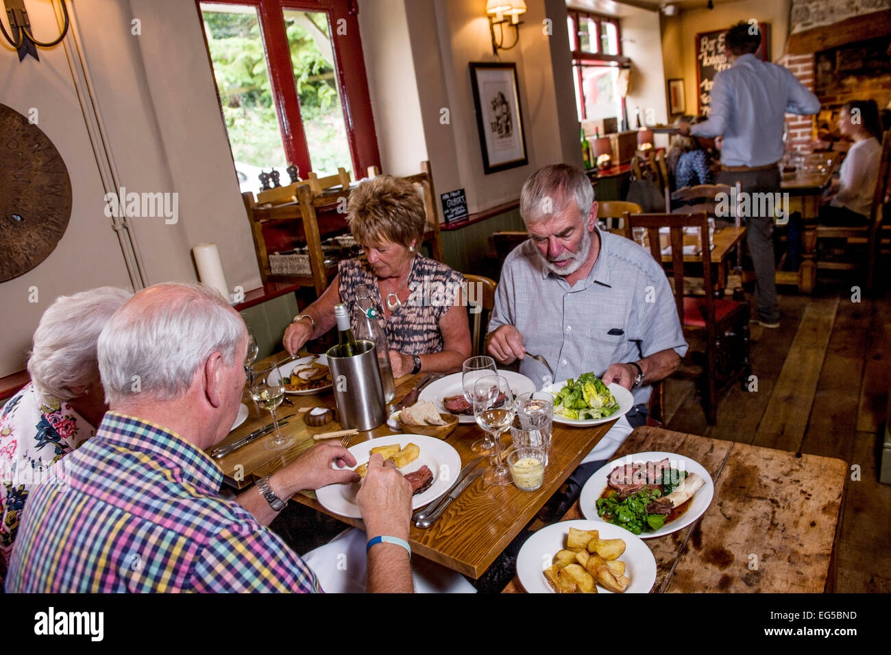 Il Red Lion in Oriente Chisenbury, Wiltshire. Di proprietà di stella Michelin titolari Guy e Brittany Manning. Foto Stock