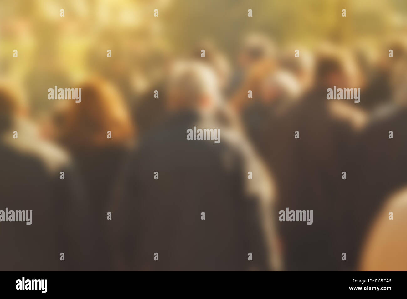 La folla di gente che camminava per strada in Bokeh, irriconoscibile gruppo di uomini e donne come la sfocatura dello sfondo urbano. Foto Stock