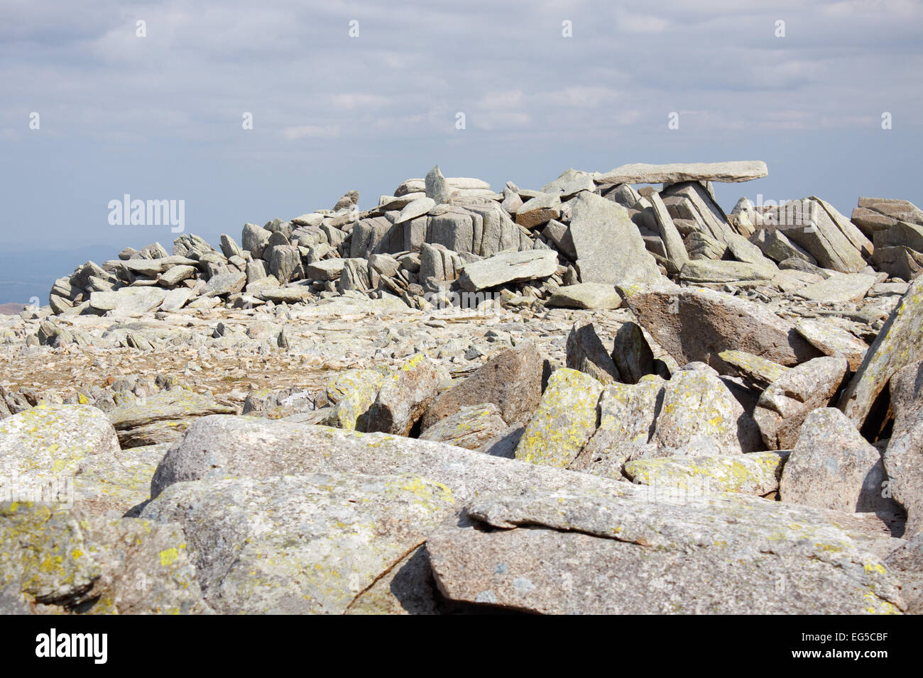 La pietra a sbalzo in prossimità del vertice di Glyder Fach nel Parco Nazionale di Snowdonia, Galles Foto Stock