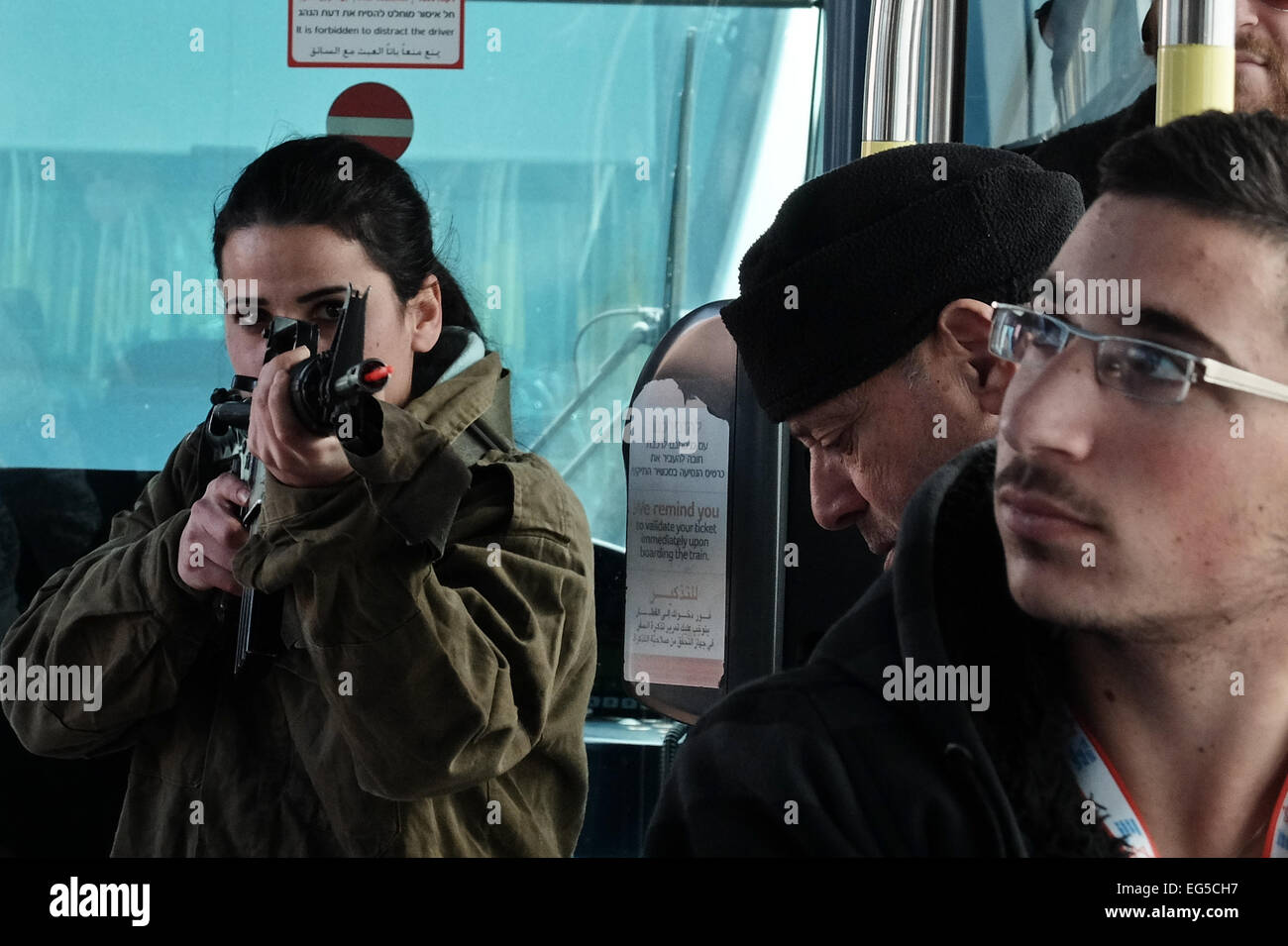 Gerusalemme, Israele. Xvii Feb, 2015. Un terrorista femmina apre il fuoco con un fucile d'assalto M16 nella cabina passeggeri del Jerusalem Light Rail come polizia Israele praticare numerosi servizi di emergenza in risposta a un attacco terroristico sul tram. Credito: Nir Alon/Alamy Live News Foto Stock