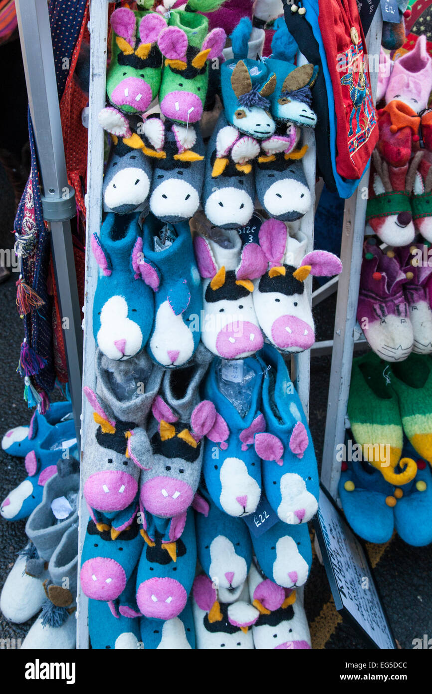 Visualizzazione di Pantofole da bambino in forma di animali su un mercato in stallo. Foto Stock