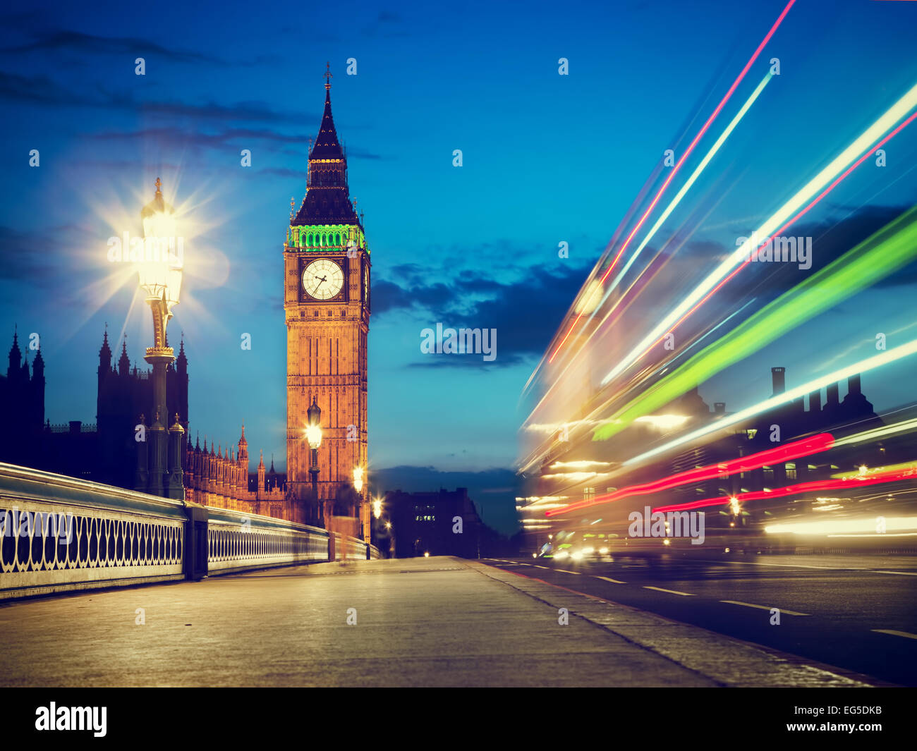 Londra, Regno Unito. Bus rosso in movimento e il Big Ben e il Palazzo di Westminster di notte. Le icone di Inghilterra Foto Stock