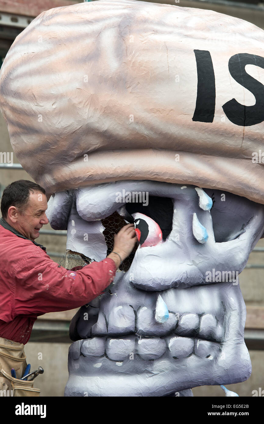 Duesseldorf, Germania. Xvii Feb, 2015. Generatore di flottazione Jacques Tilly abbatte un galleggiante del Rosenmontag (Martedì grasso lunedì) Parade che mostra uno scheletro di un È-terrorista in Duesseldorf, Germania, 17 febbraio 2015. Il Rosenmontag galleggianti felici milioni di spettatori. Foto: FEDERICO GAMBARINI/dpa/Alamy Live News Foto Stock