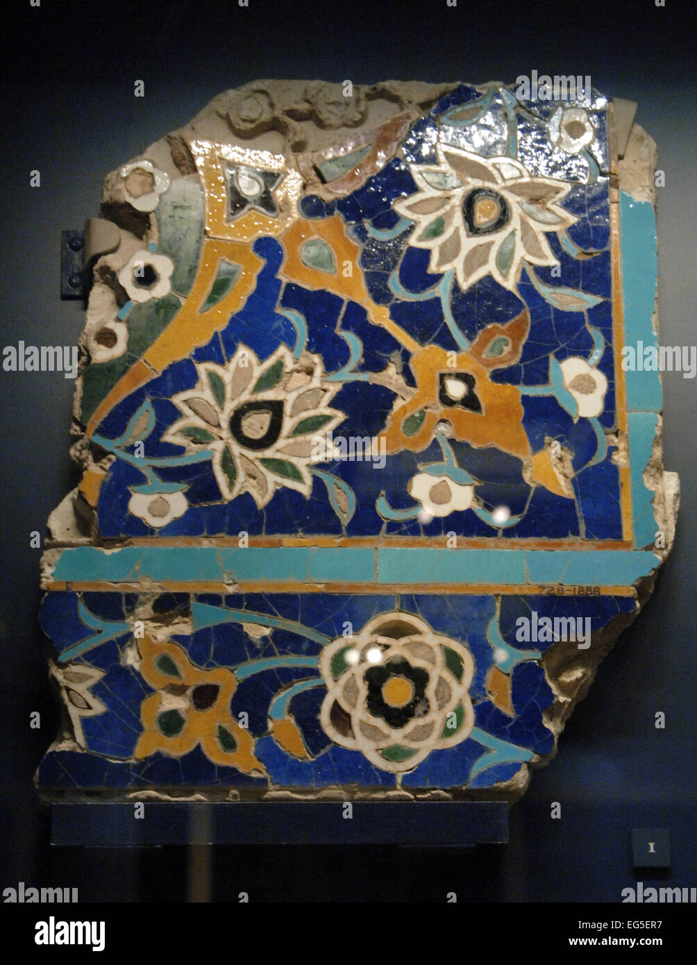 Arte islamica. L'Iran. Smaltato piastrella Mosaico. 1450-1500. Design floreale. Probabilmente da Isfahan. Victoria and Albert museum. Londra. In Inghilterra. Regno Unito. Foto Stock