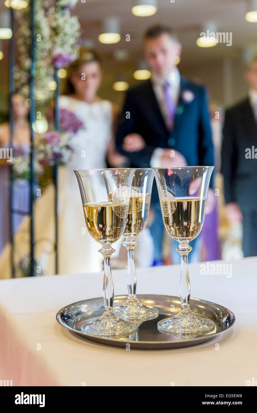 Bicchieri di vino in attesa di toast durante la cerimonia di nozze Foto Stock