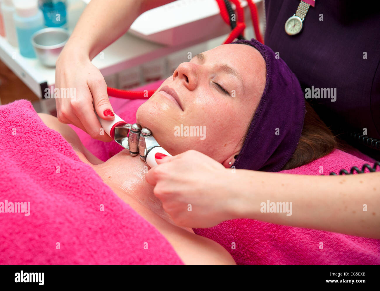 HYDRADERMIE Lift 2 trattamenti dimostrata usando calore, massaggio di metallo nella pelle tecniche Foto Stock