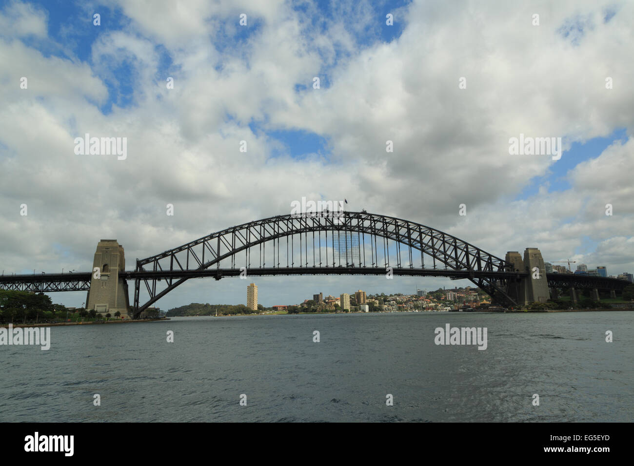 Una fotografia del Ponte del Porto di Sydney in Australia. Il Ponte del Porto di Sydney è un acciaio attraverso il ponte di arco. Foto Stock