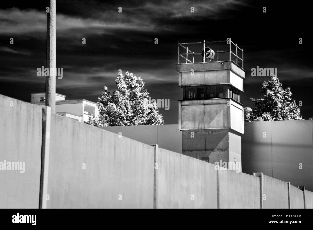 Memoriale del Muro di Berlino, una torre di avvistamento in zona interna. Il Gedenkstatte Berliner Mauer. In bianco e nero. Foto Stock