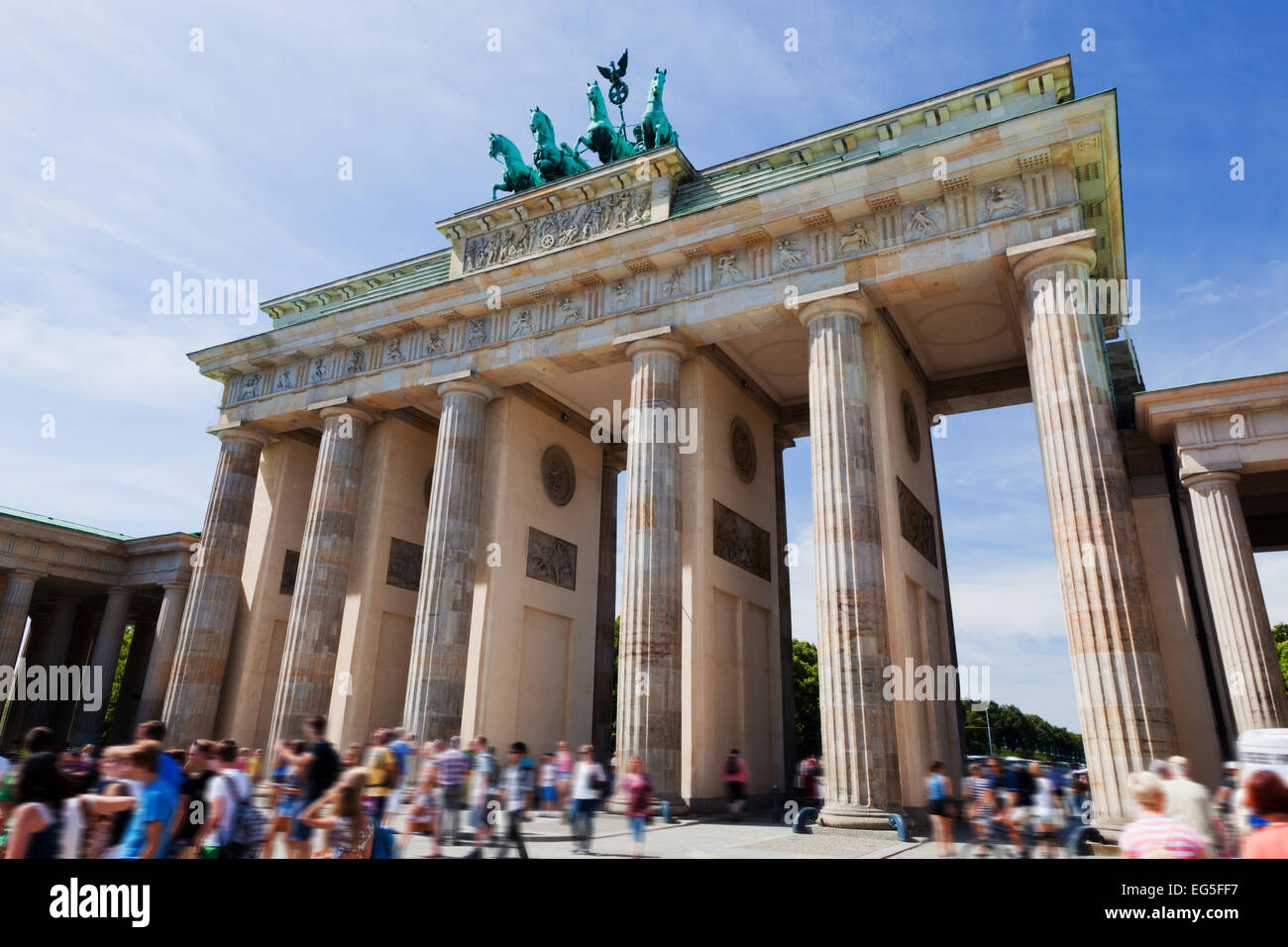 La Porta di Brandeburgo. Il tedesco Brandenburger Tor in Berlino, Germania. Sunny blue sky Foto Stock