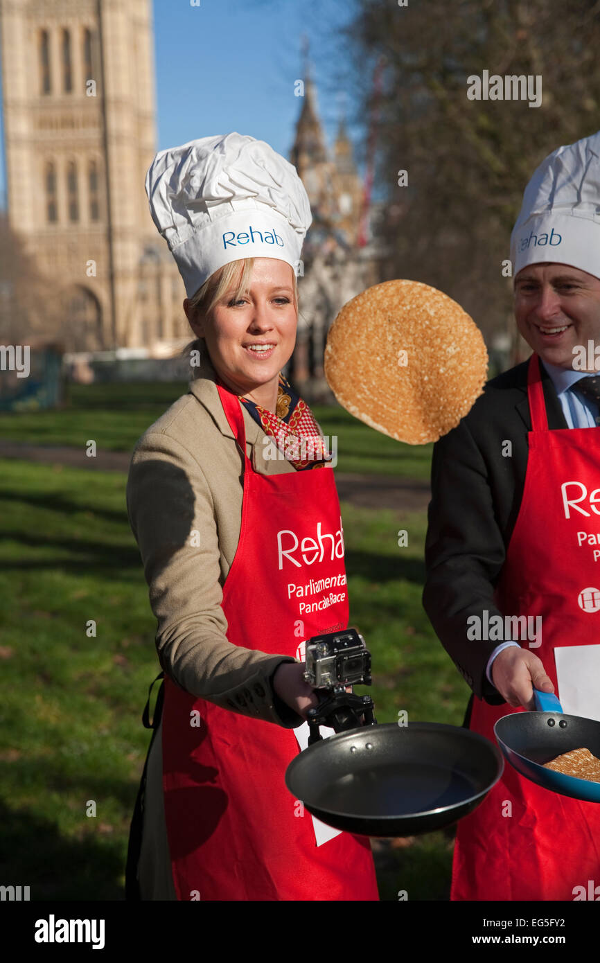 Sophy Ridge, Sky news presenter e Ben Wright, BBC, condire frittelle prima della gara parlamentare Foto Stock