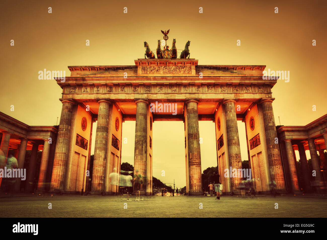 La Porta di Brandeburgo. Il tedesco Brandenburger Tor di Berlino in Germania al tramonto Foto Stock