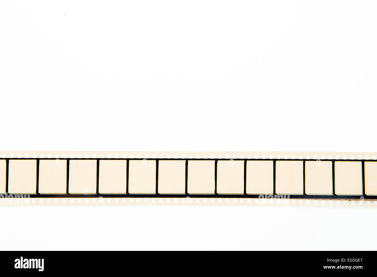 Dettaglio di srotolato 35mm movie aspo con cornici vuote in posizione orizzontale, vintage Effetto colore su sfondo bianco Foto Stock