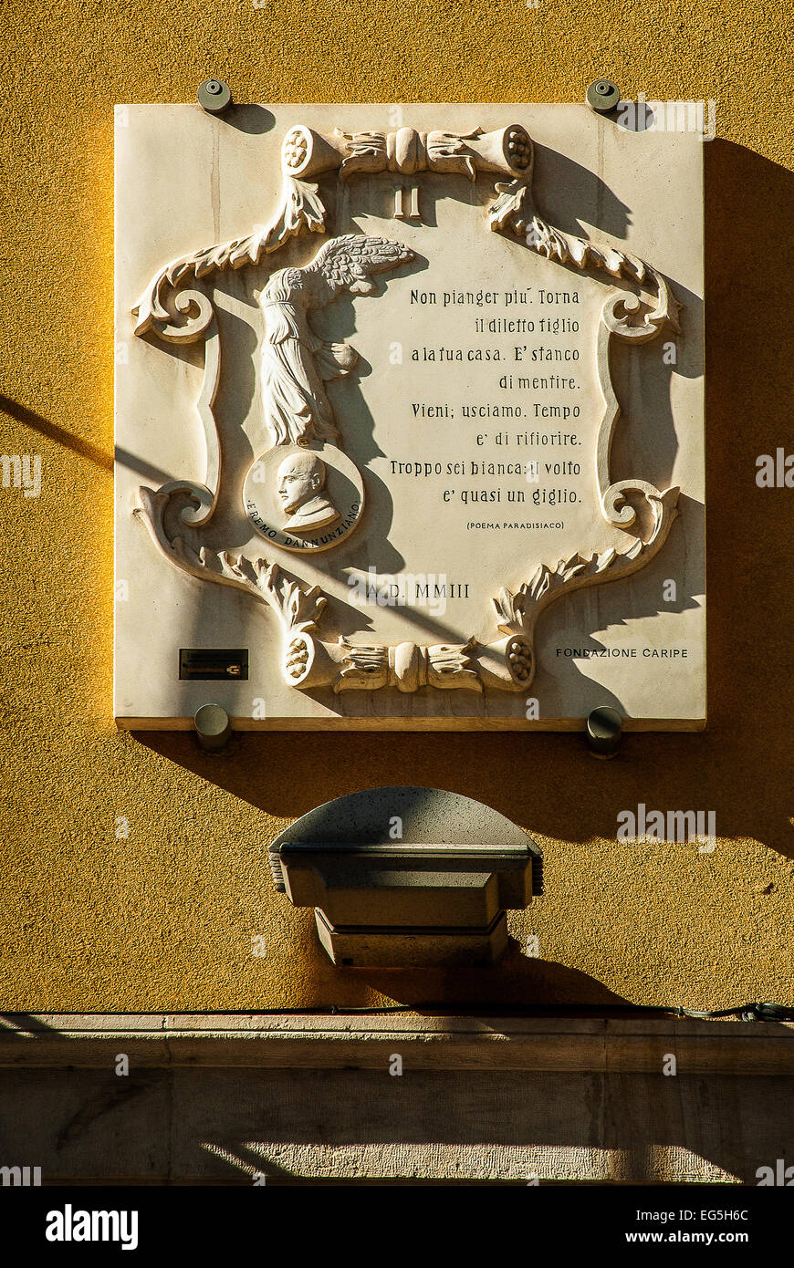 Abruzzo , Pescara , città natale di Gabriele D' Annunzio, una lapide con il poema celeste. Foto Stock