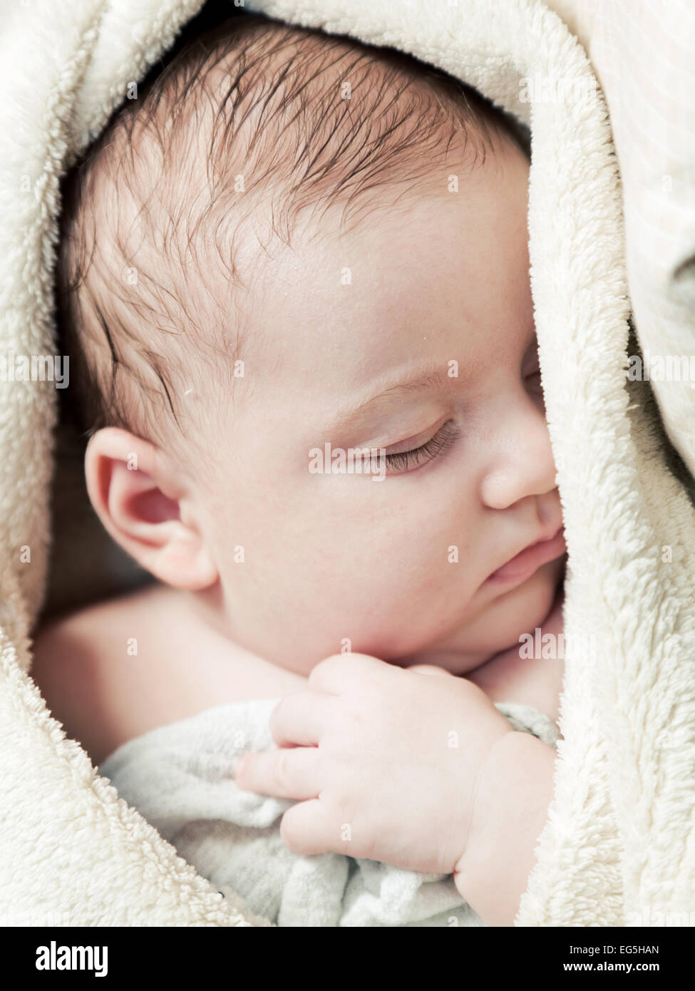 Bella 3 mesi bambino dorme in morbido manto, close up volto ritratto Foto Stock