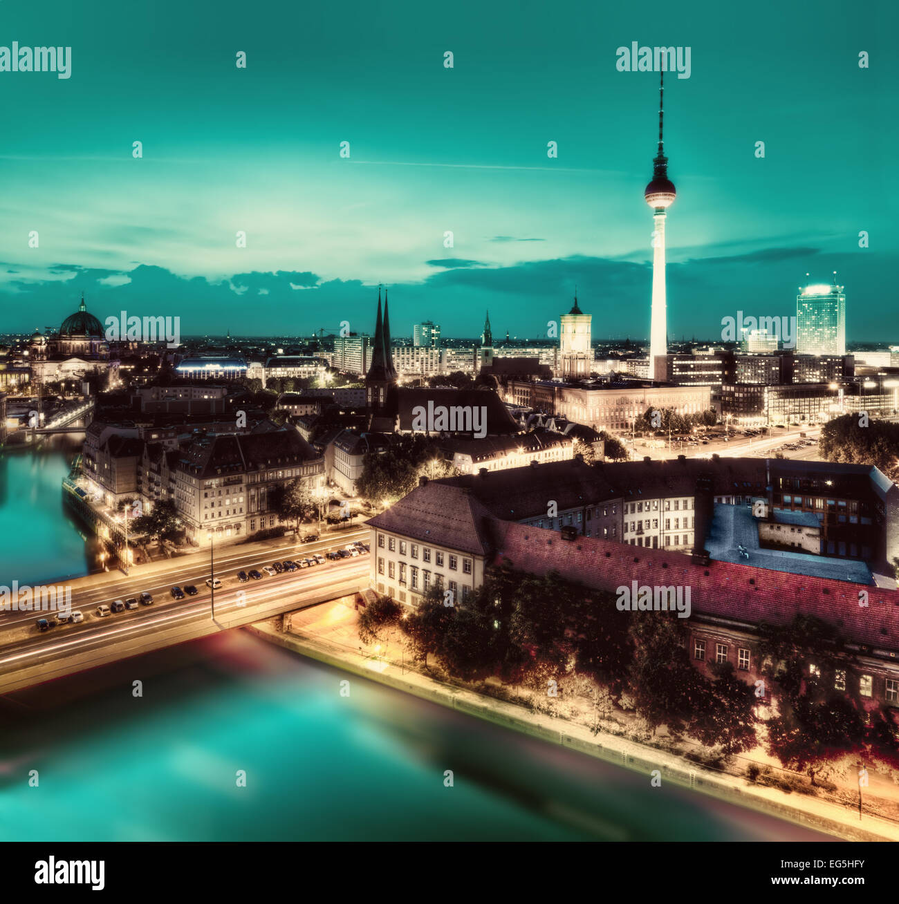 Berlino, Germania tetto vista sulla Torre della televisione, la Cattedrale di Berlino, Rotes Rathau e il fiume Sprea - i principali punti di riferimento in corrispondenza di ni Foto Stock