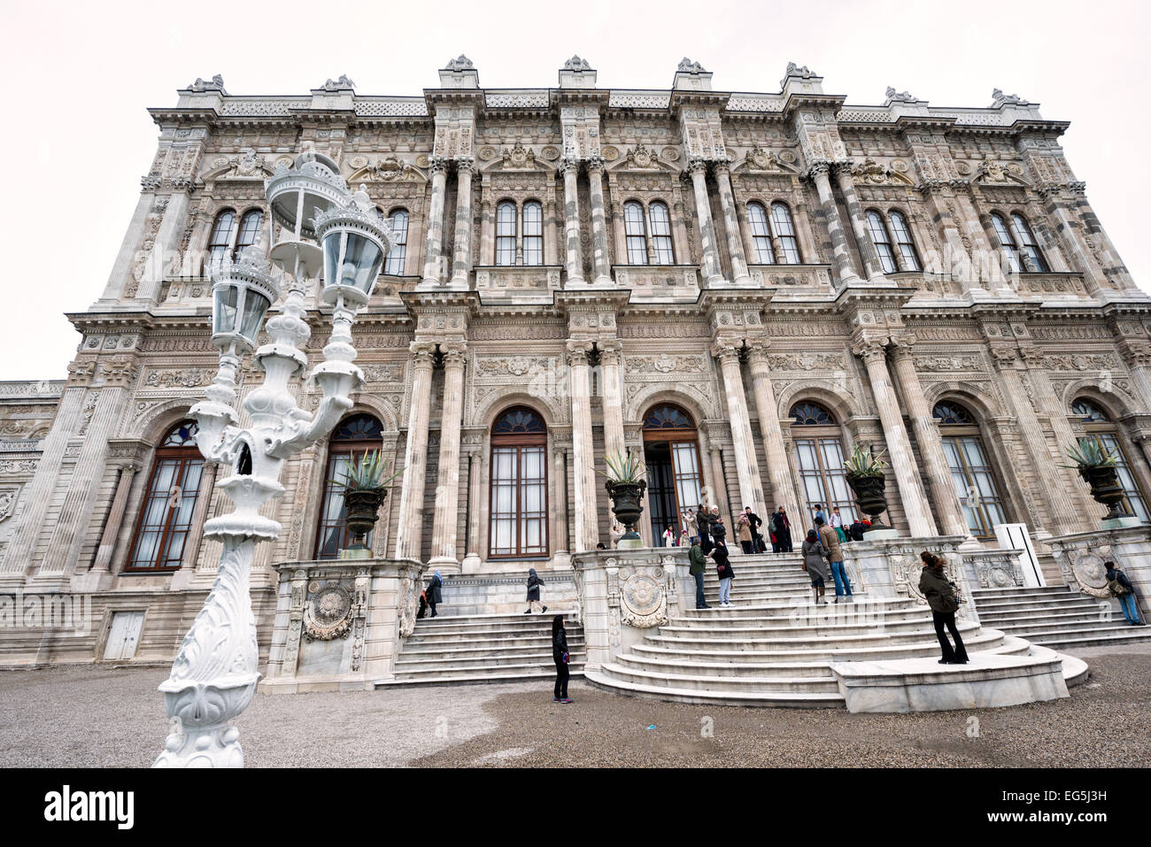 Edificio amministrativo esterno del Palazzo Dolmabahçe in stile barocco ottomano Istanbul Turchia | ISTANBUL, Turchia — L'esterno dell'edificio amministrativo del Palazzo Dolmabahçe presenta una delle facciate barocche ottomane più elaborate di Istanbul, con la sua muratura densa di ornamenti intagliati e motivi europei classici che fondono influenze barocche, rococò e neoclassiche. Situato sulla riva europea dello Stretto del Bosforo nel distretto di Beşiktaş, il palazzo ha servito come centro amministrativo principale dell'Impero Ottomano dal 1856 al 1887 e di nuovo dal 1909 al 1922. L'edificio è stato Foto Stock