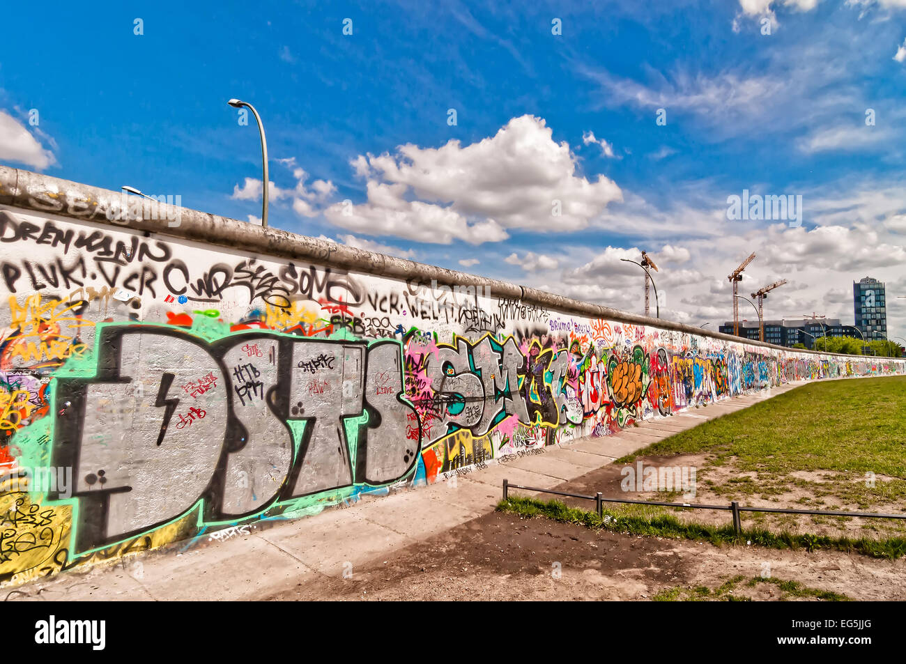 Berlino, Germania - 10 Giugno 2013: segmento memorabile della parete Berliner Mauer dalla storia comunista, crollata nel 1989 ho Foto Stock