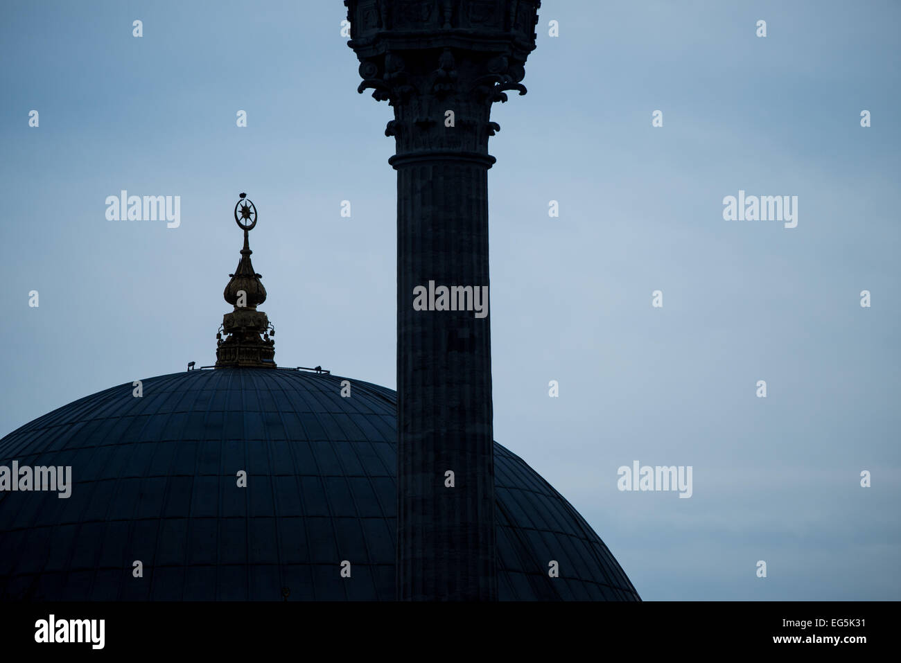 ISTANBUL, Turchia / Türkiye - Una sulhouette della Moschea di Dolmabahce, accanto al Palazzo Dolmabahce, a Istanbul sul lungomare del Bosforo. Foto Stock