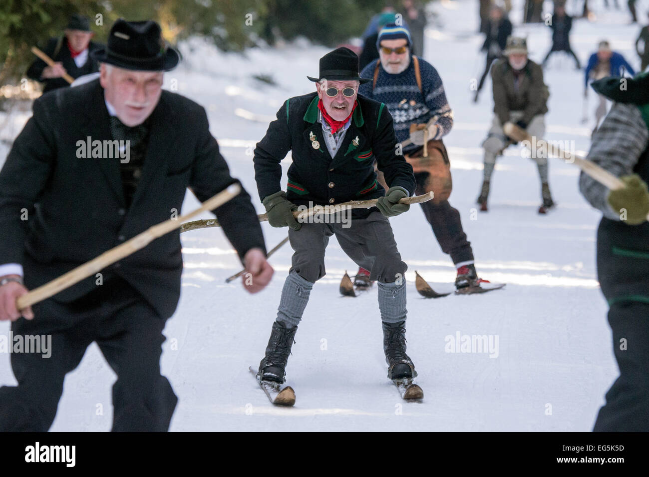 Sankt Englmar, Germania. Xvii Feb, 2015. Racers storica in abbigliamento da sci corsa lungo una pista da sci a Sankt Englmar, Germania, 17 febbraio 2015. I partecipanti nella nostalgica gara di sci dash in valle in un abbigliamento adeguato e sulla storica sci. Foto: ARMIN WEIGEL/dpa/Alamy Live News Foto Stock