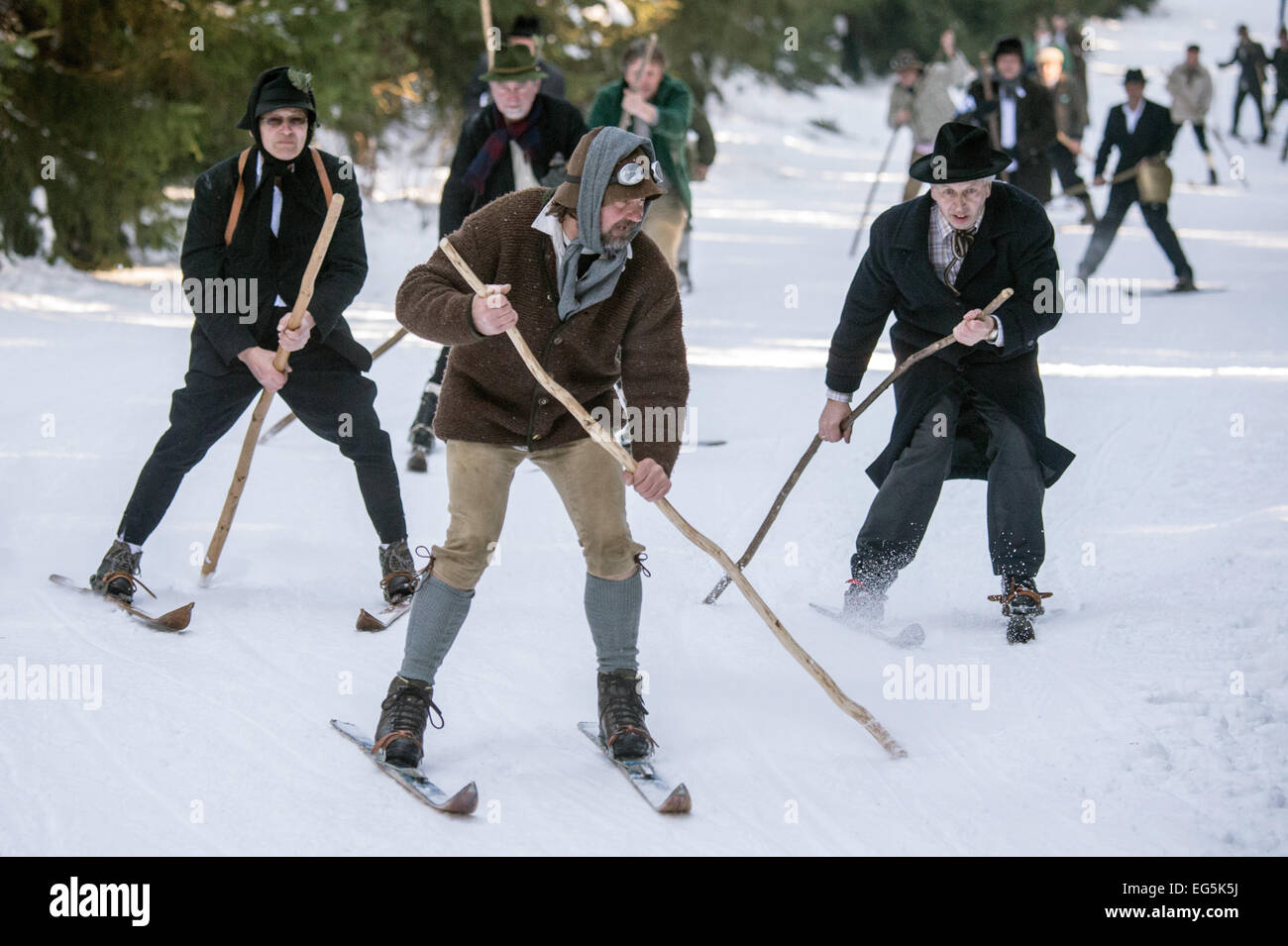 Sankt Englmar, Germania. Xvii Feb, 2015. Racers storica in abbigliamento da sci corsa lungo una pista da sci a Sankt Englmar, Germania, 17 febbraio 2015. I partecipanti nella nostalgica gara di sci dash in valle in un abbigliamento adeguato e sulla storica sci. Foto: ARMIN WEIGEL/dpa/Alamy Live News Foto Stock