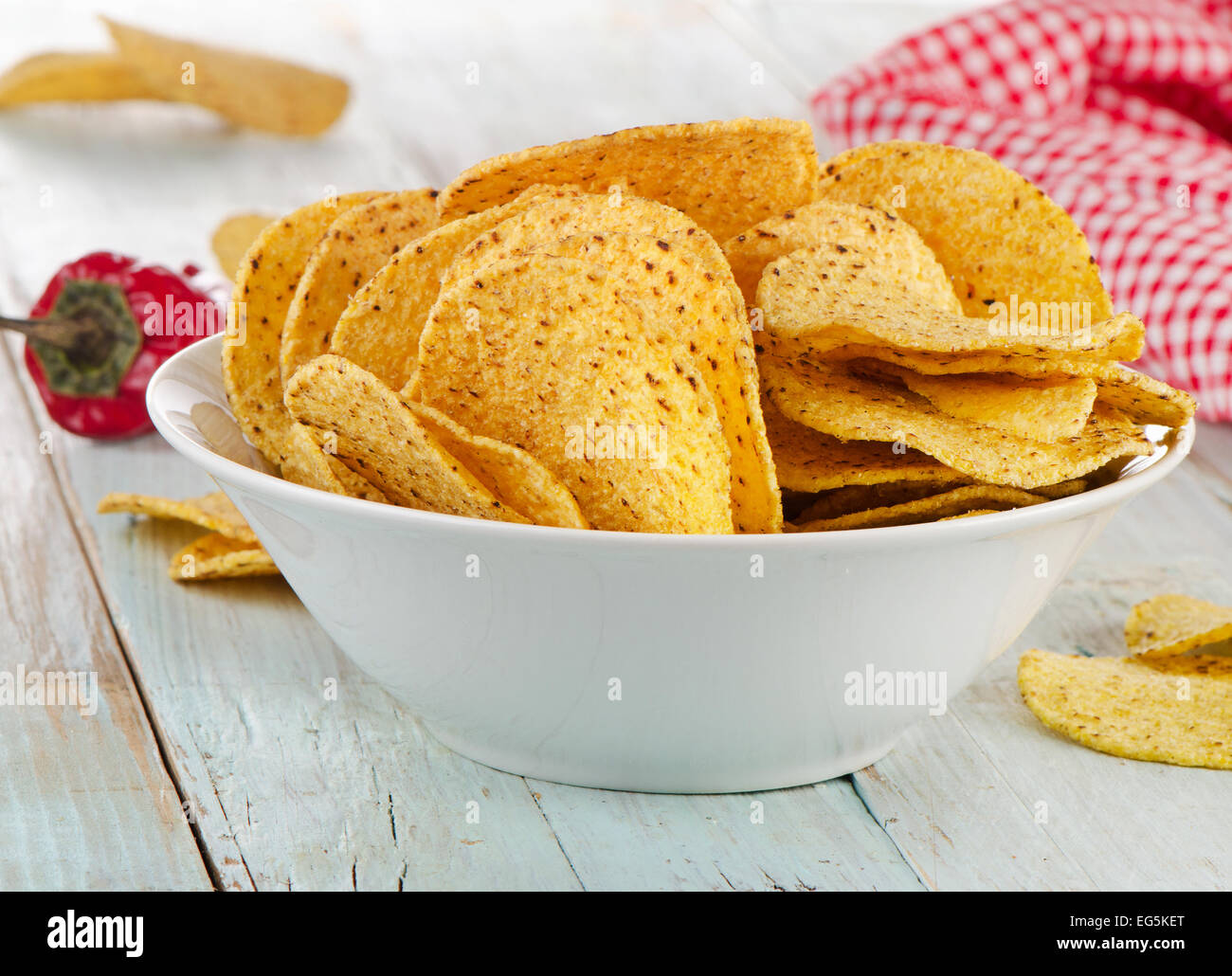 Il mais nachos su sfondo di legno. Messa a fuoco selettiva Foto Stock