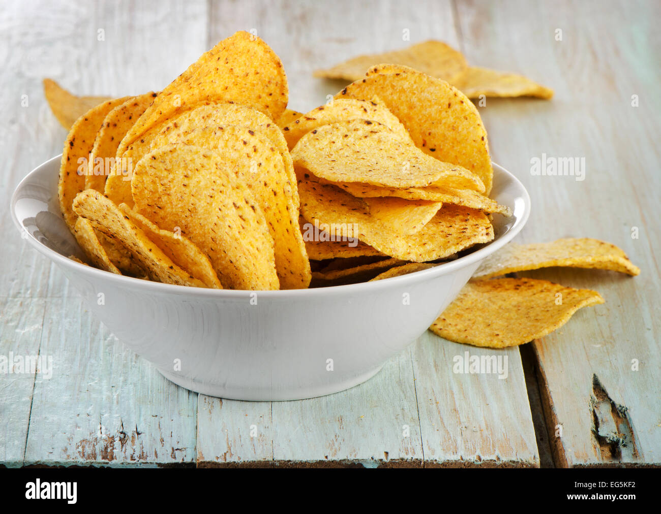 Il mais nachos su un tavolo di legno. Messa a fuoco selettiva Foto Stock