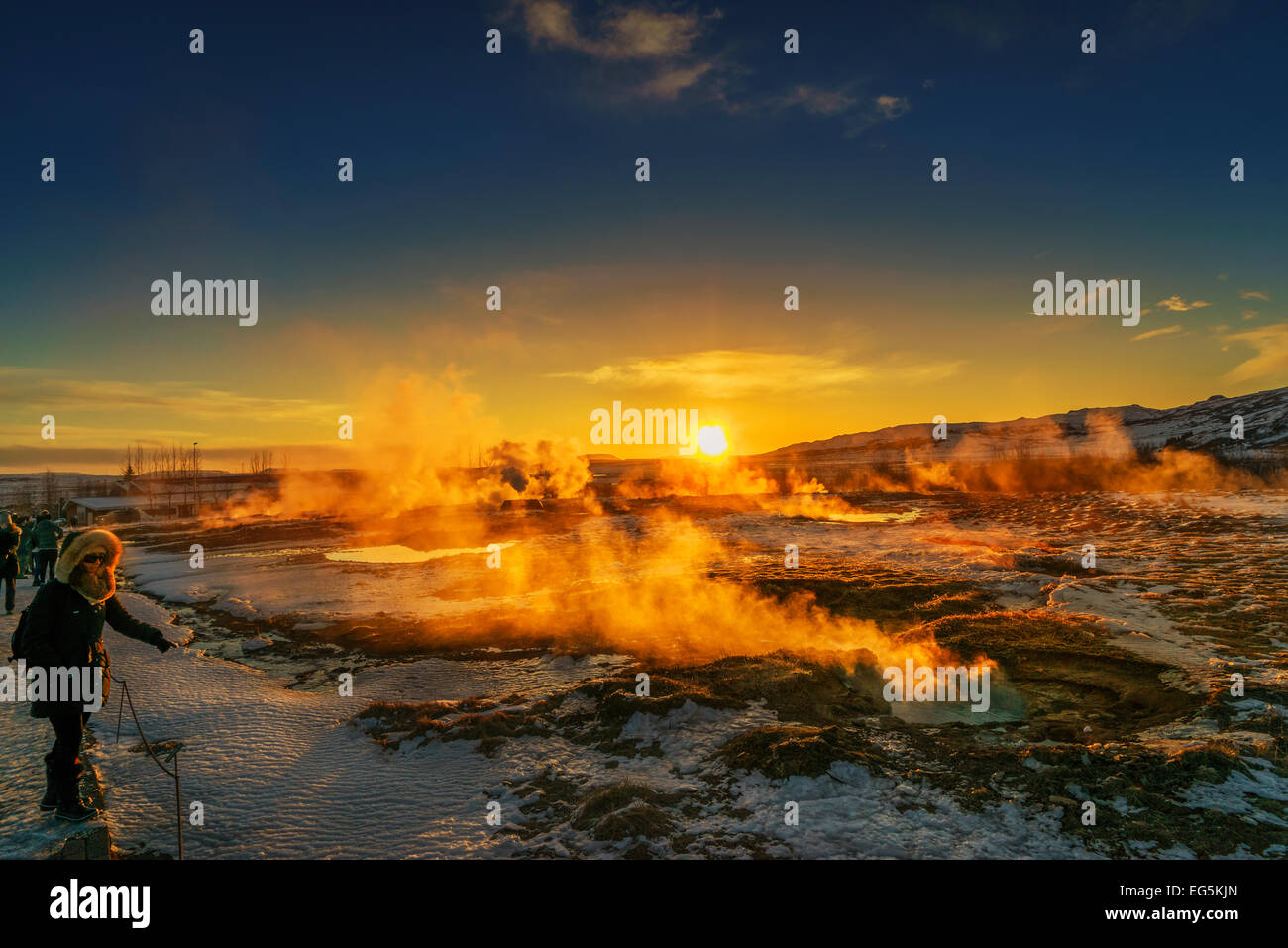 Il vapore tutto Strokkur geyser subito dopo in eruzione al tramonto, Islanda Foto Stock