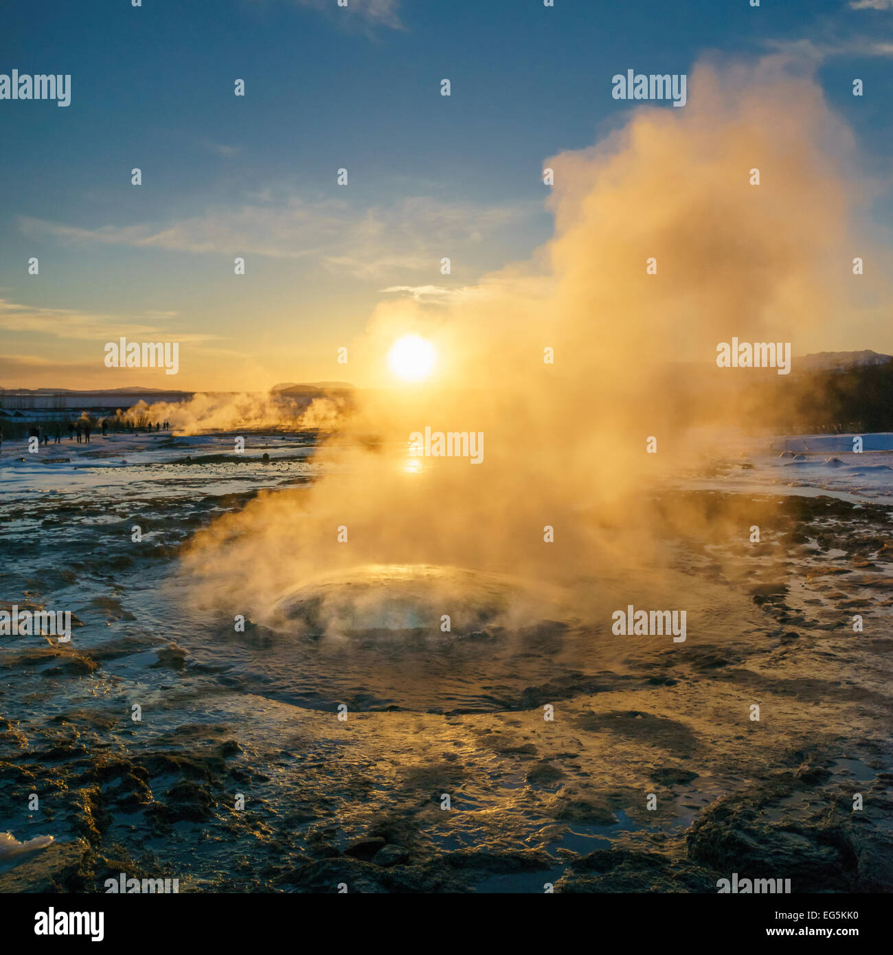 Strokkur appena circa a scatenarsi al tramonto, Islanda Foto Stock