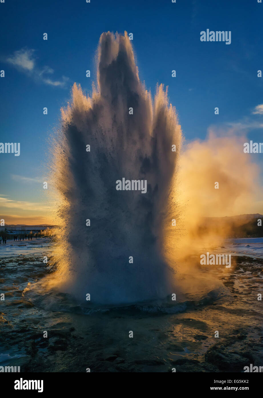 Strokkur che erutta al tramonto, Islanda Foto Stock