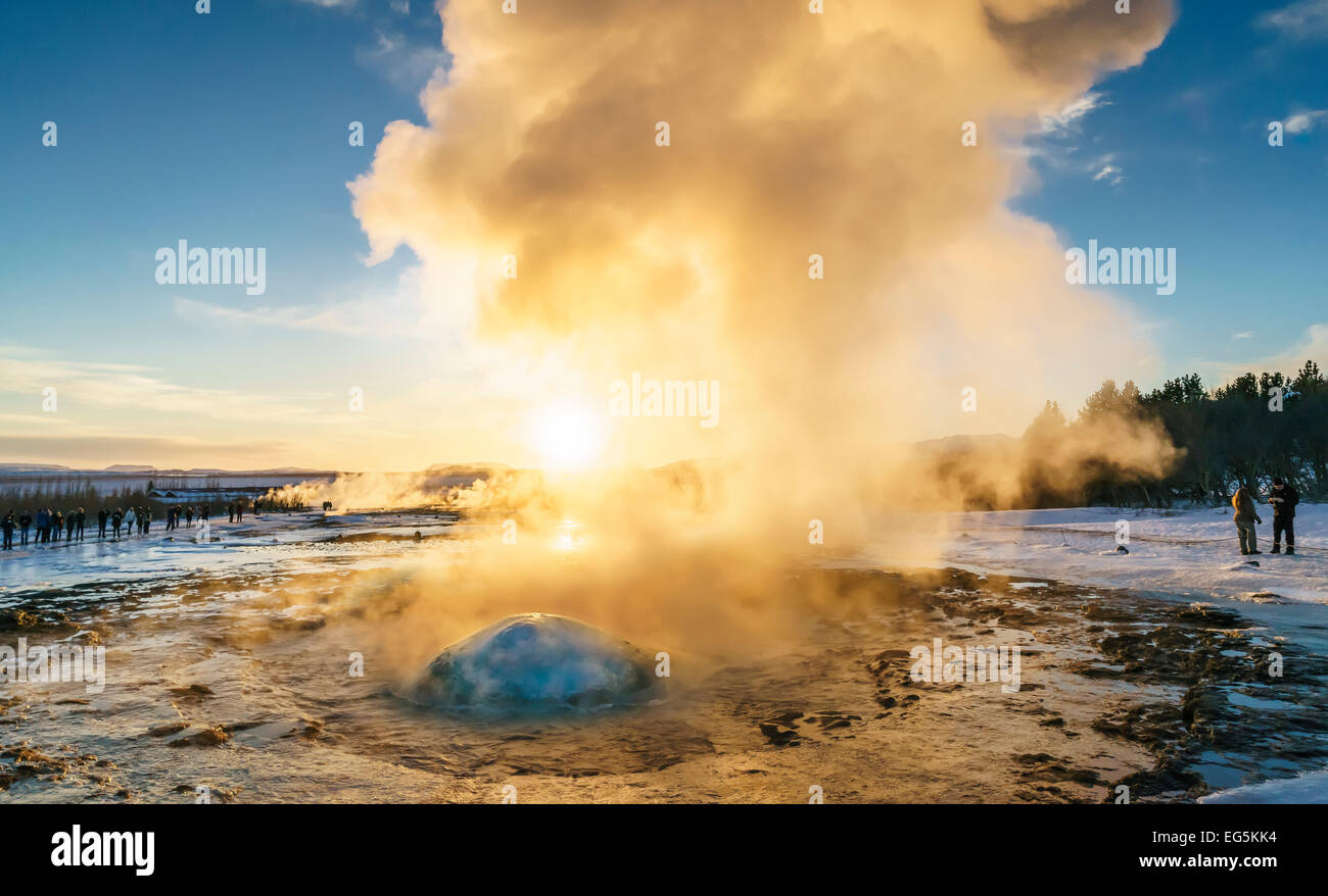 Strokkur geyser circa a scatenarsi, Islanda Foto Stock