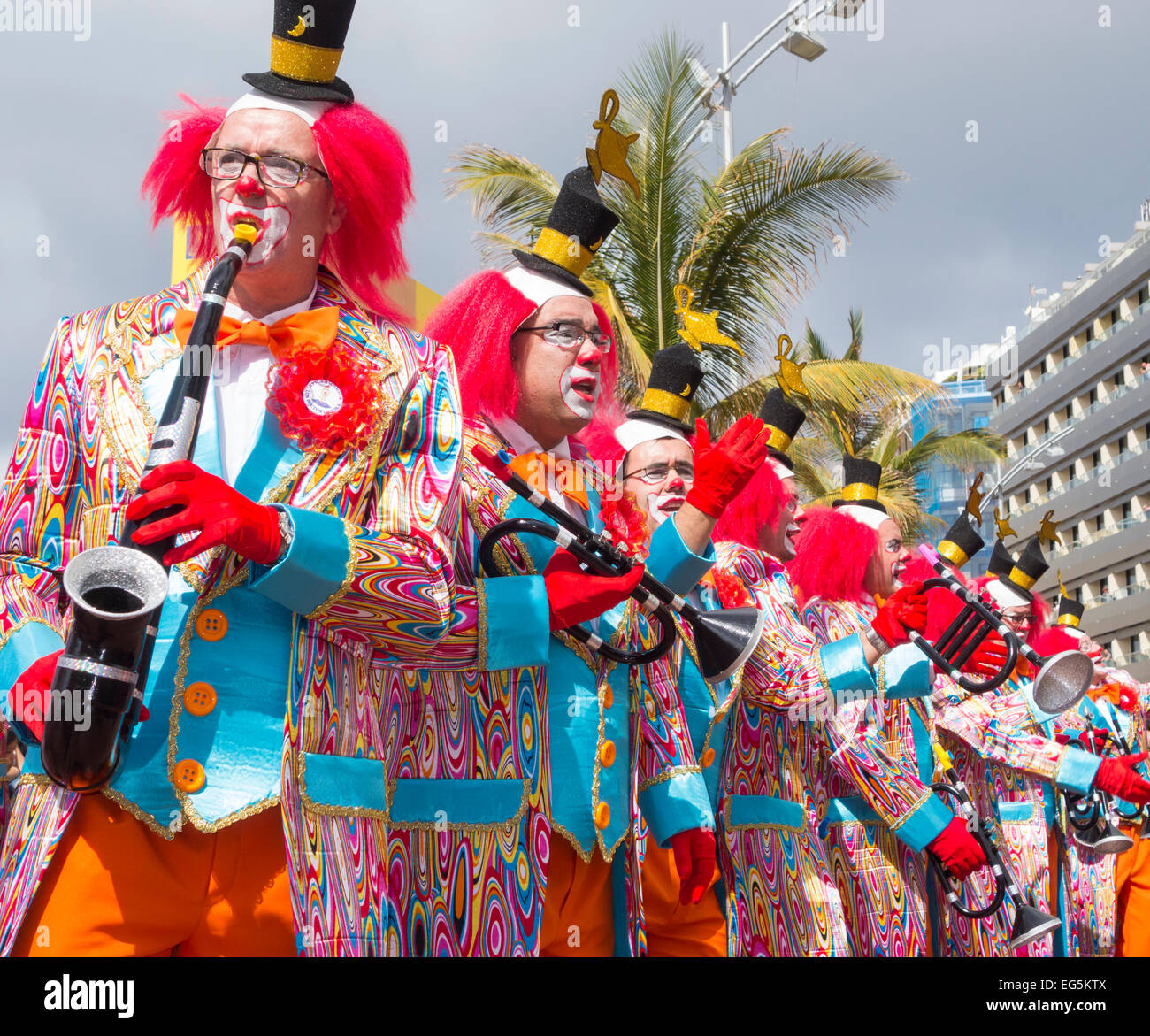 Las Palmas de Gran Canaria, Isole Canarie, Spagna. Il 17 gennaio, 2015, coloratissimi costumi a Las Palmas carnevale a Gran Canaria come il mese lungo Carnevale entra nella sua terza settimana. Credito: ALANDAWSONPHOTOGRAPHY/Alamy Live News Foto Stock