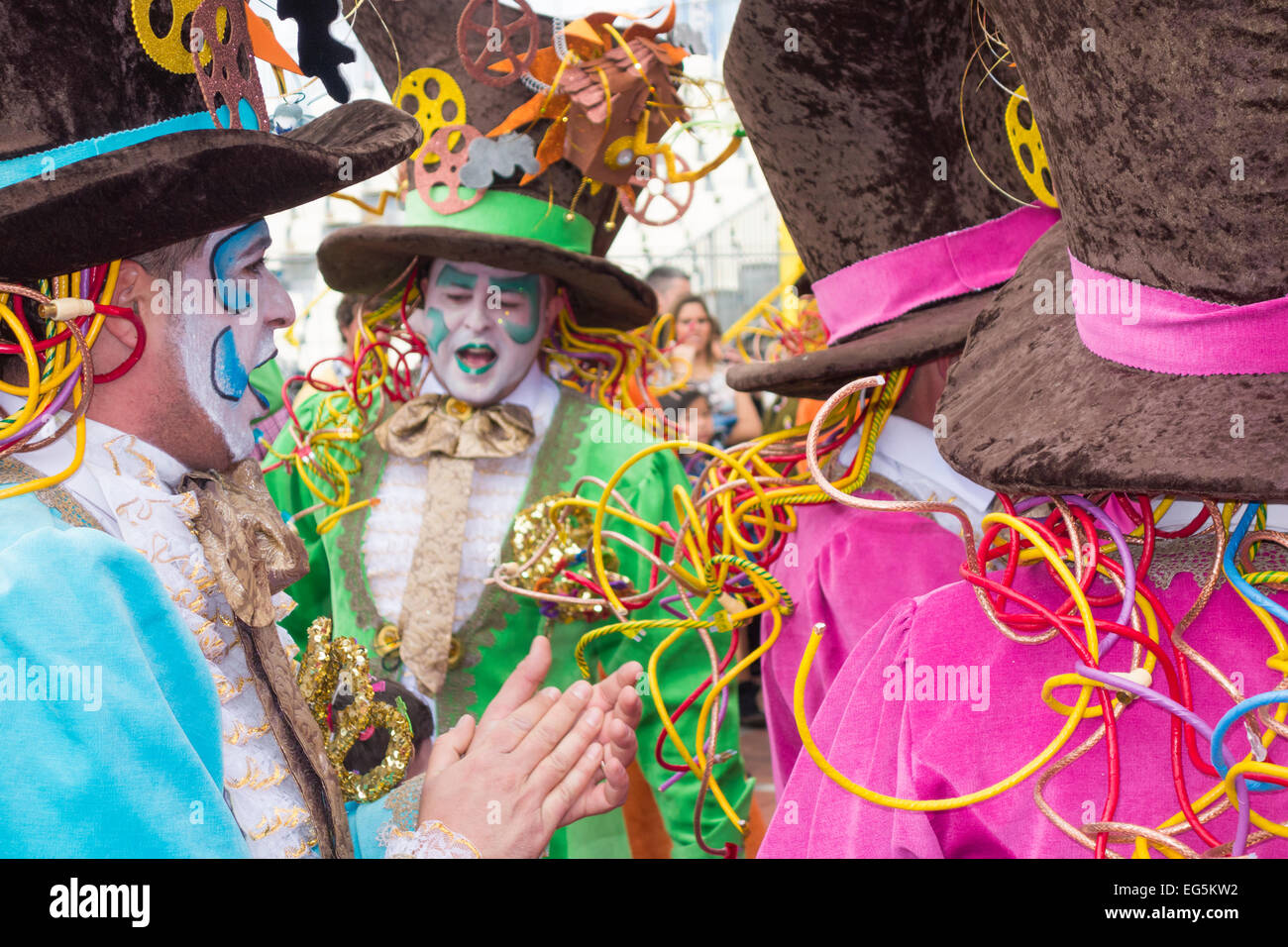 Las Palmas de Gran Canaria, Isole Canarie, Spagna. Il 17 gennaio, 2015, coloratissimi costumi a Las Palmas carnevale a Gran Canaria come il mese lungo Carnevale entra nella sua terza settimana. Credito: ALANDAWSONPHOTOGRAPHY/Alamy Live News Foto Stock