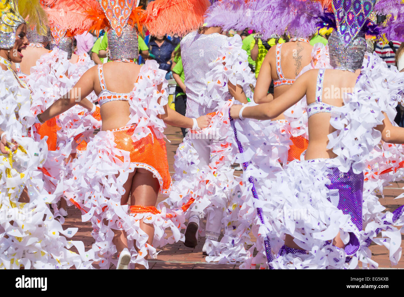 Las Palmas de Gran Canaria, Isole Canarie, Spagna. Il 17 gennaio, 2015, coloratissimi costumi a Las Palmas carnevale a Gran Canaria come il mese lungo Carnevale entra nella sua terza settimana. Credito: ALANDAWSONPHOTOGRAPHY/Alamy Live News Foto Stock