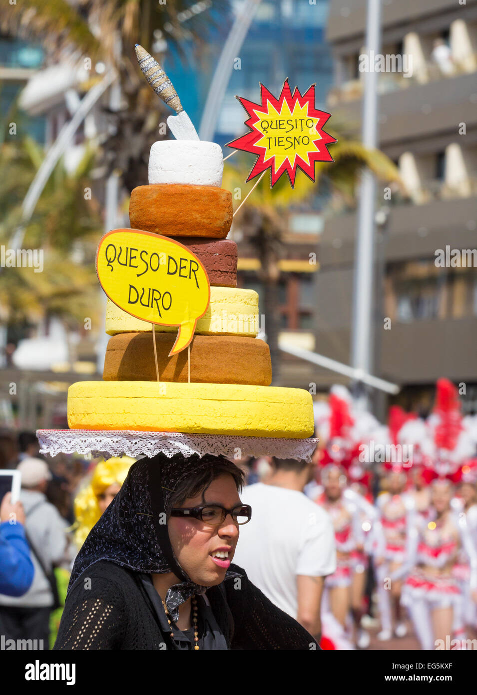 Las Palmas de Gran Canaria, Isole Canarie, Spagna. Il 17 gennaio, 2015, elaborare il formaggio (Queso) hat a Las Palmas carnevale a Gran Canaria come il mese lungo Carnevale entra nella sua terza settimana. Credito: ALANDAWSONPHOTOGRAPHY/Alamy Live News Foto Stock