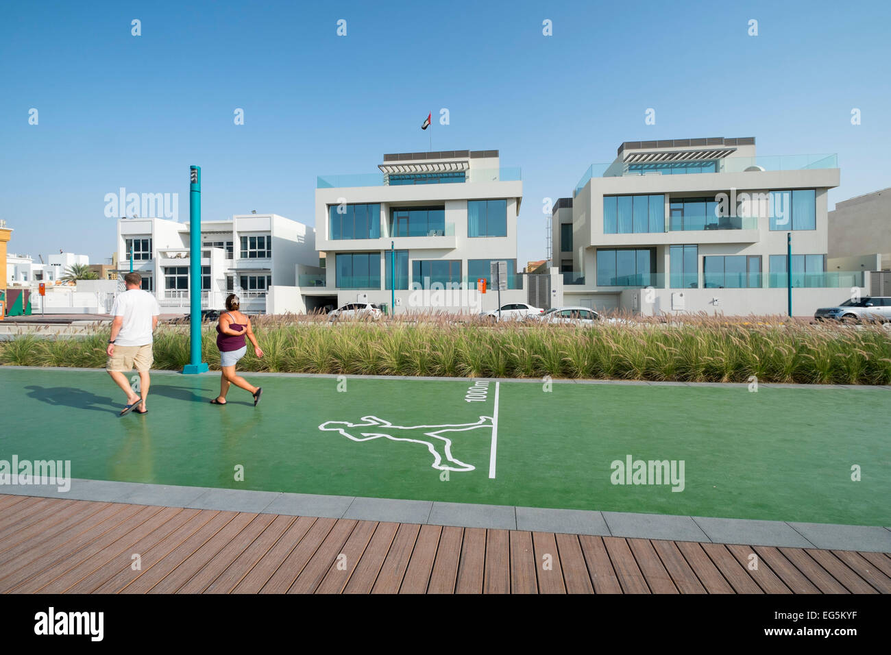 Nuovo riproposto il jogging e passeggiate via e ville di lusso lungo la spiaggia di Umm Suqueim in Dubai Emirati Arabi Uniti Foto Stock