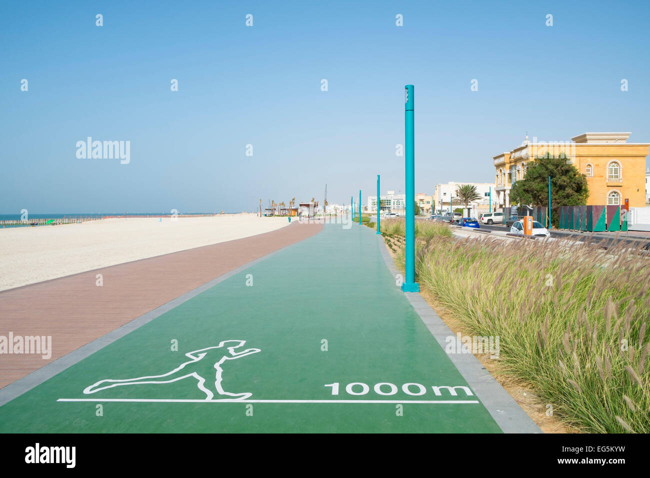 Nuovo riproposto il jogging e passeggiate via lungo la spiaggia di Umm Suqueim in Dubai Emirati Arabi Uniti Foto Stock