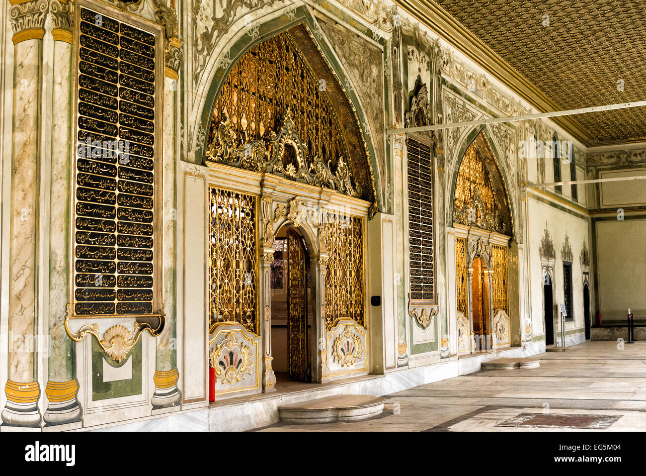Palazzo Topkapi sala del Consiglio Imperiale di Istanbul // ISTANBUL, Turchia - ingresso decorato con decorazioni ornamentali e griglie dorate in ferro fuori dalla sala del Consiglio Imperiale nel Palazzo Topkapi. Questa camera servì come luogo di incontro per i più alti funzionari dell'Impero ottomano, tra cui il Gran Visir e i ministri del consiglio che formarono il Dîvân-ı Hümâyûn (Consiglio imperiale). La lavorazione decorativa in metallo esemplifica la raffinata maestria artigianale dell'architettura del palazzo ottomano. Il Palazzo Topkapi funzionò come residenza principale e sede amministrativa dei sultani ottomani dal XV al XIX secolo. Il pala Foto Stock