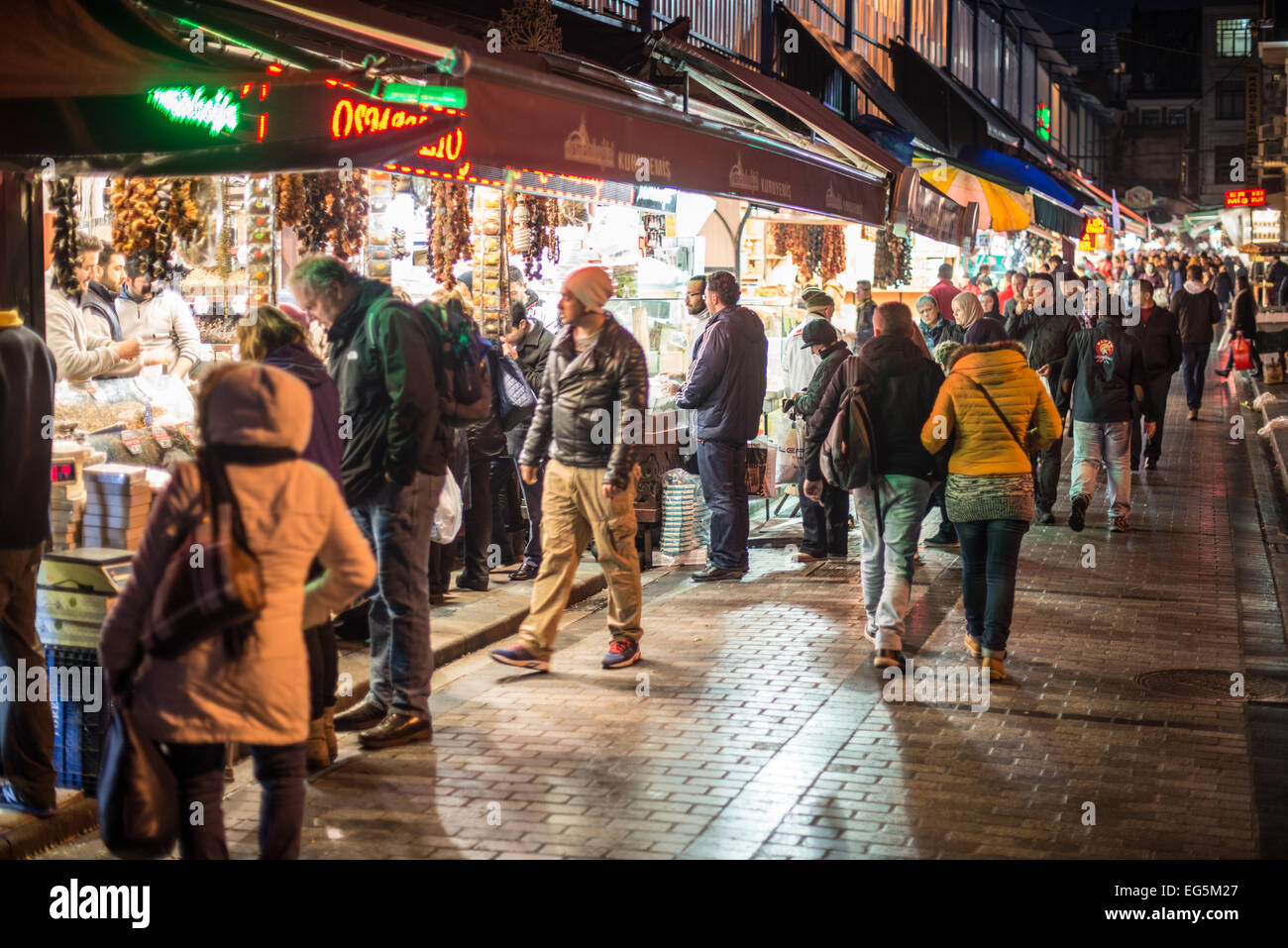 Negozi di spezie Istanbul Turchia // ISTANBUL, Turchia — i negozi fiancheggiano un muro esterno del Bazaar delle spezie (noto anche come Mısır Çarşısı o Bazaar egiziano) nel quartiere Eminönü di Istanbul. Il Bazar delle spezie, costruito nel 1660 come parte del complesso della nuova Moschea, è uno dei più antichi mercati coperti di Istanbul e tradizionalmente è servito come centro del commercio di spezie e erbe medicinali della città. Il bazar a forma di L continua ad attirare sia la gente del posto che i visitatori alla ricerca di spezie, delizie turche, tè e prodotti tradizionali. Situato nella storica penisola di Istanbul, il mercato si trova vicino al Golden Hor Foto Stock
