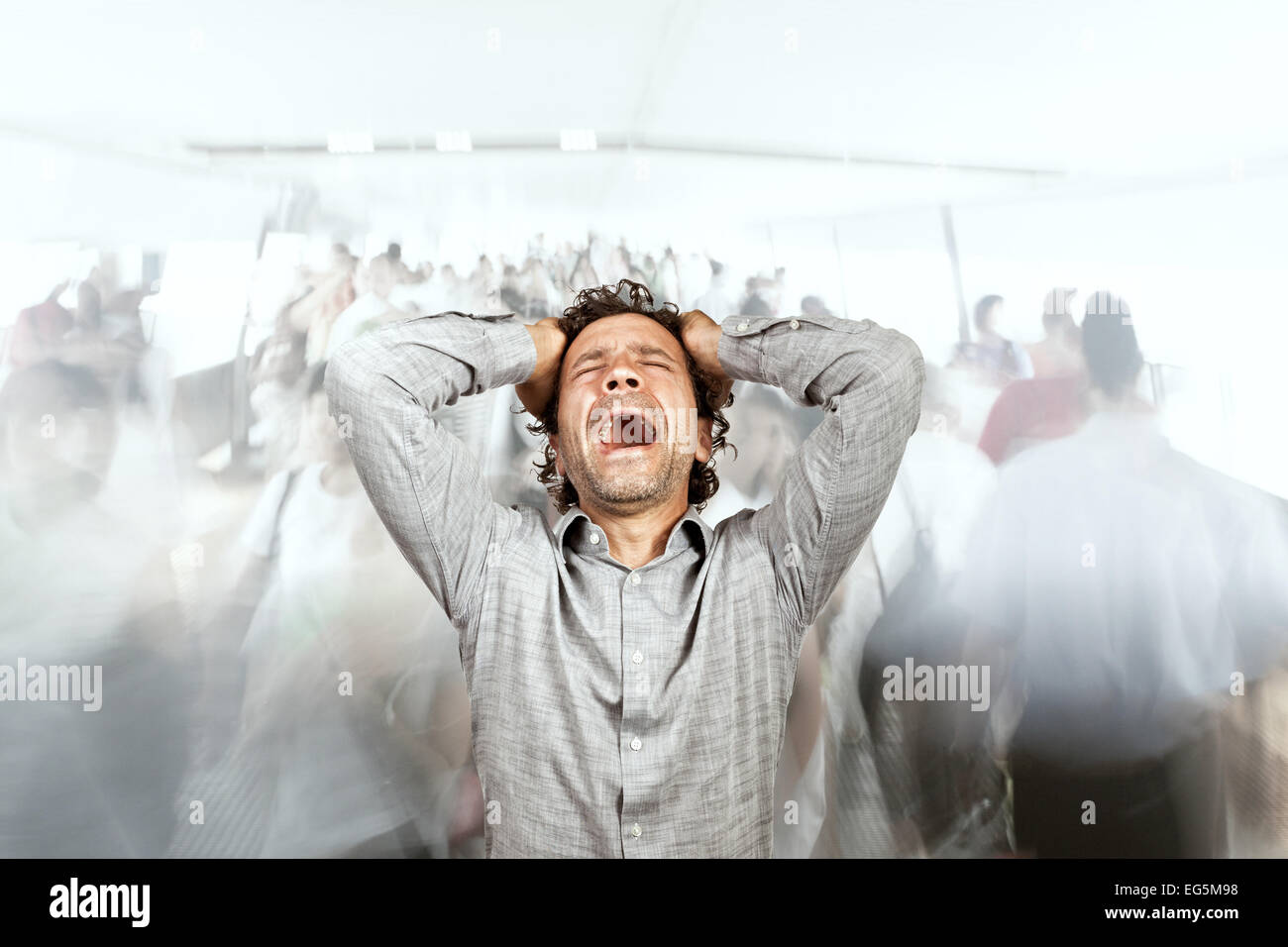 Ha sottolineato l'uomo e un sacco di gente a piedi Foto Stock