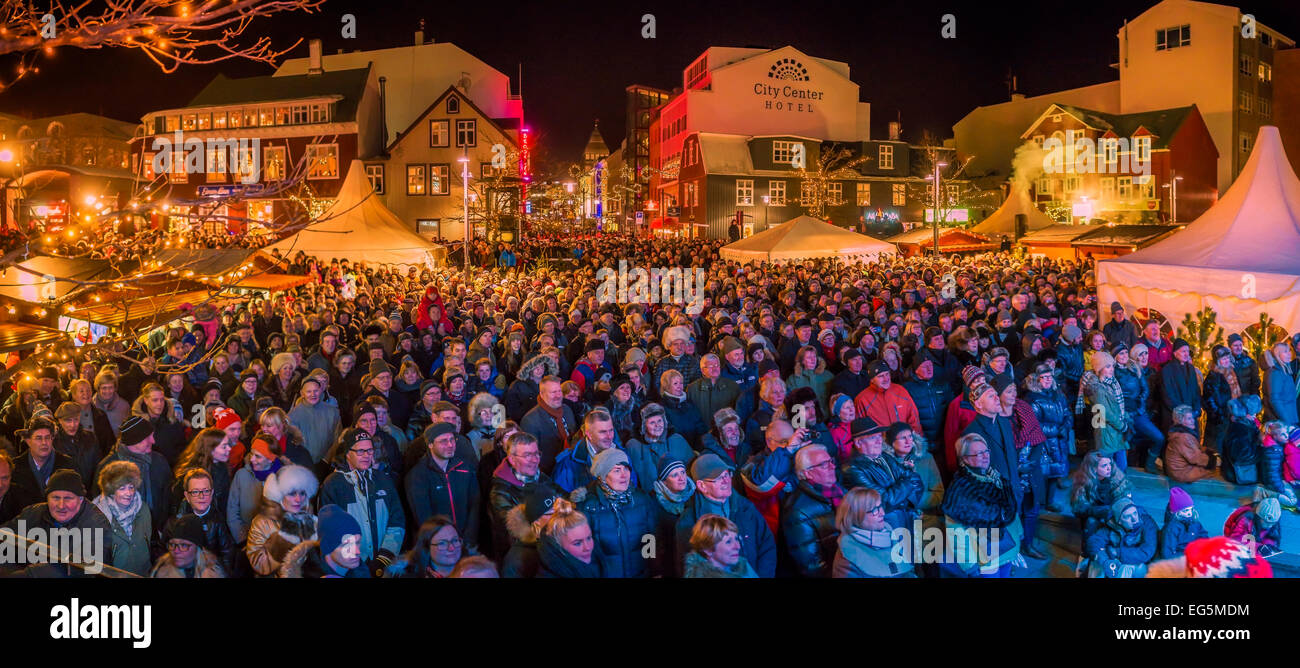 Intrattenimenti all'aperto durante il periodo di Natale. Affollata piazza nel centro di Reykjavik, Islanda. Foto Stock