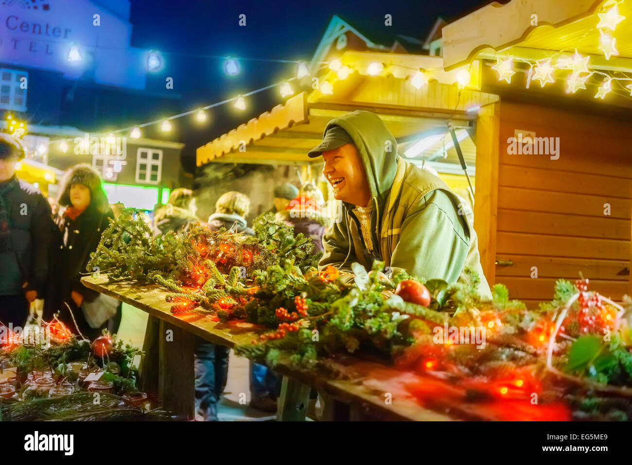 Venditore a vendere il Natale ghirlande, mercato all'aperto, Reykjavik, Islanda Foto Stock